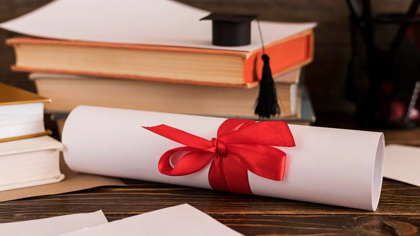 Gerolltes Zertifikat eines Bildungsdiploms