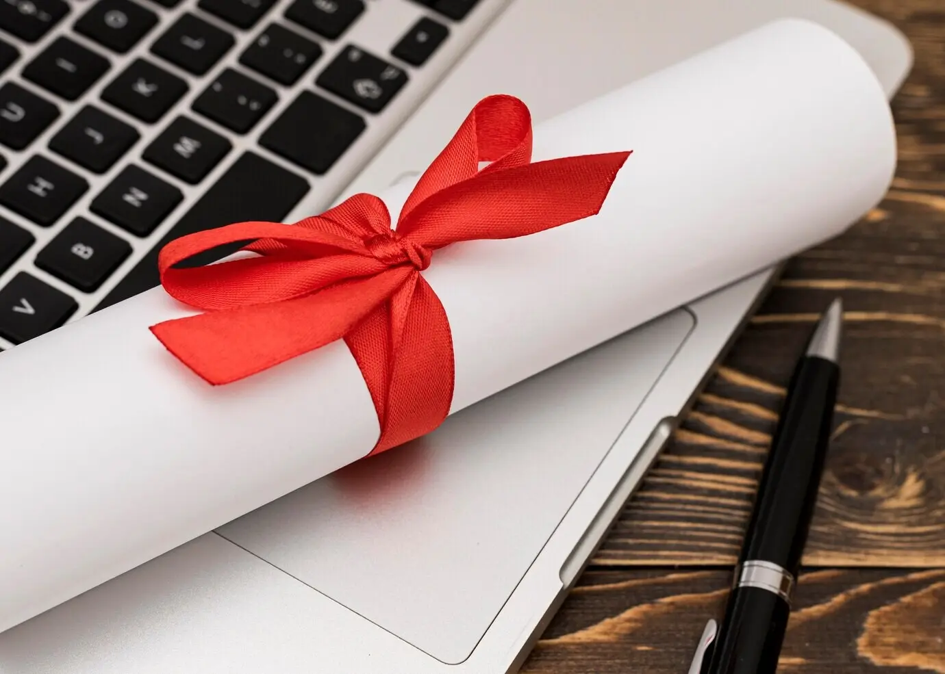 Zusammengerollte Abschlussurkunde