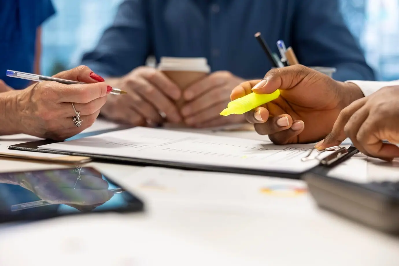 Finanzberatungsexperte hebt Vertragsbedingungen eines Altersvorsorgeplans hervor.